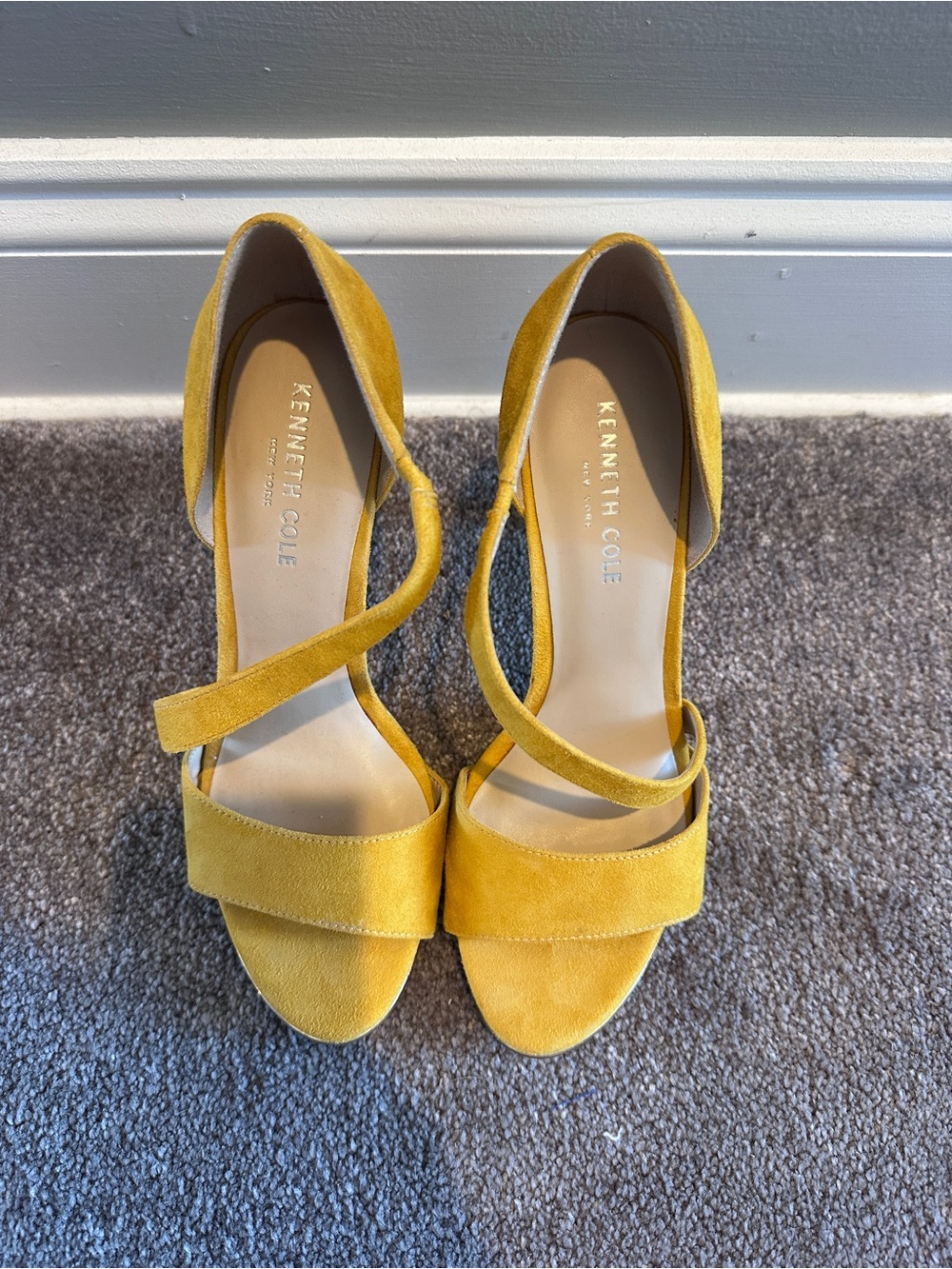 NWOT - Kenneth Cole Mustard Suede Strappy Block Heel Sandals